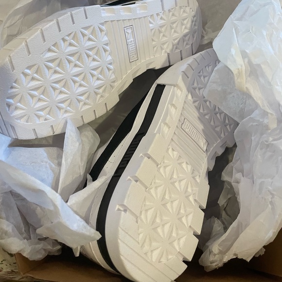 Puma Mayze platform trainers in white and black - Picture 5 of 6